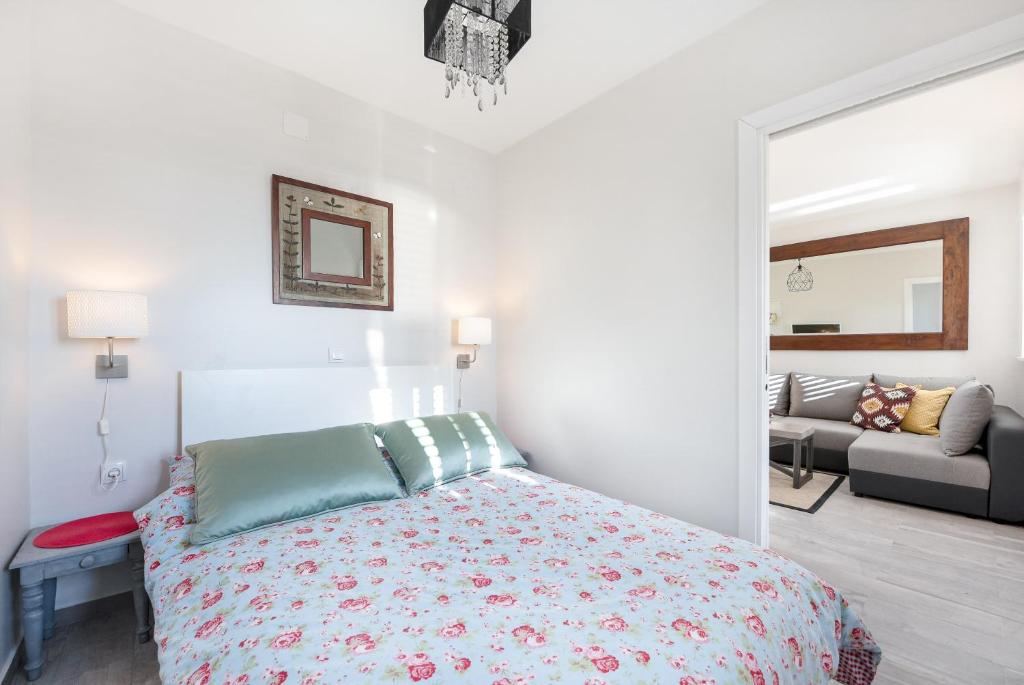 巴比诺波尔杰Polly Apartments with swimming pool的一间卧室设有一张床和一间客厅。