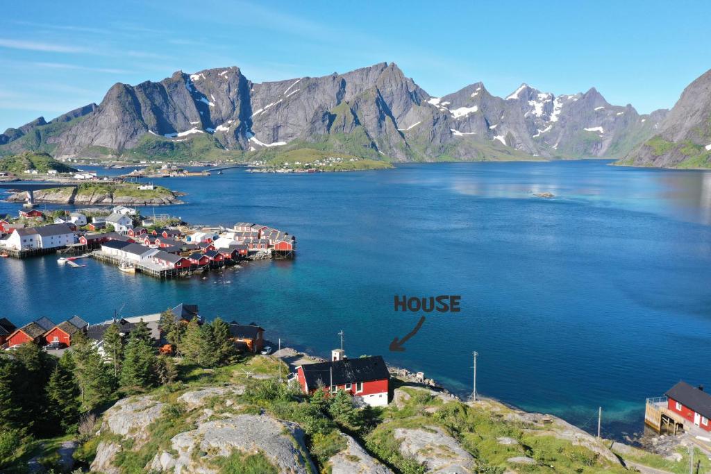 莫斯克内斯Lofoten panoramic luxury home with sauna的山水大体上的小镇