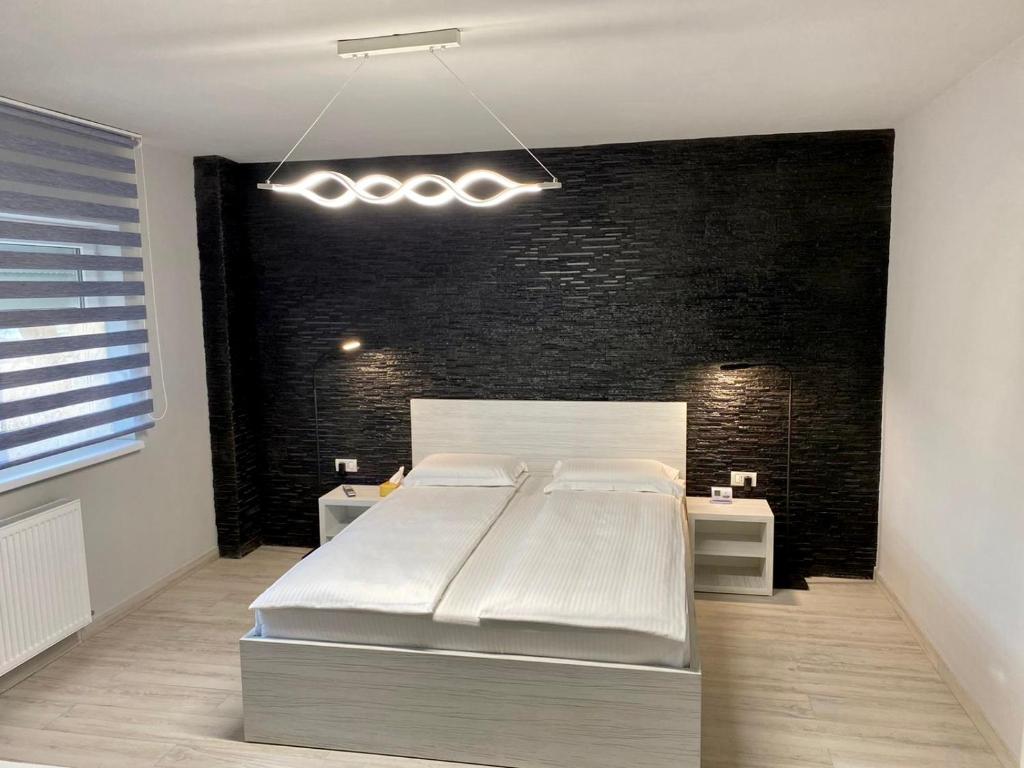阿拉德Apartament Catalin 1的一间卧室设有一张大床和黑色的墙壁