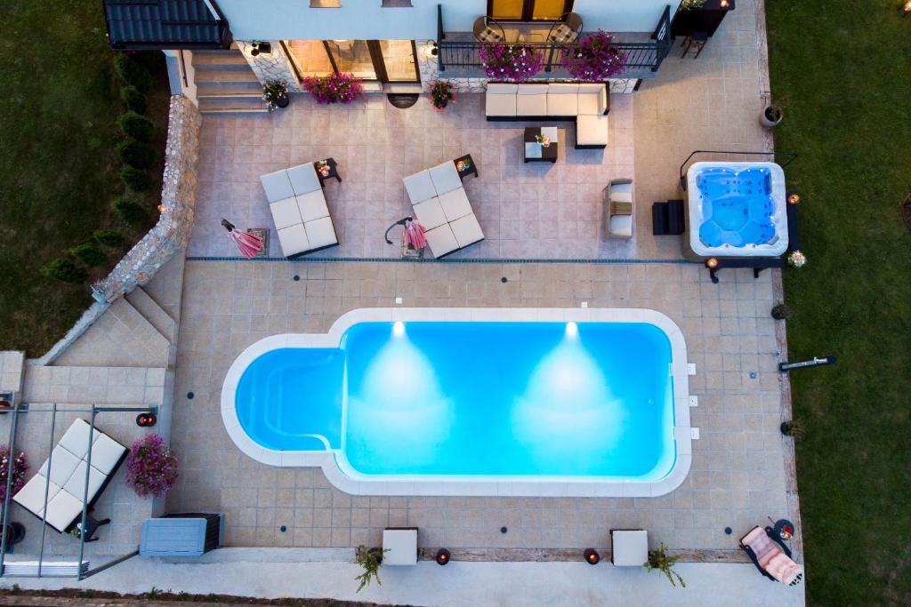 科雷尼察普里特维采旅馆的游泳池的顶部景色