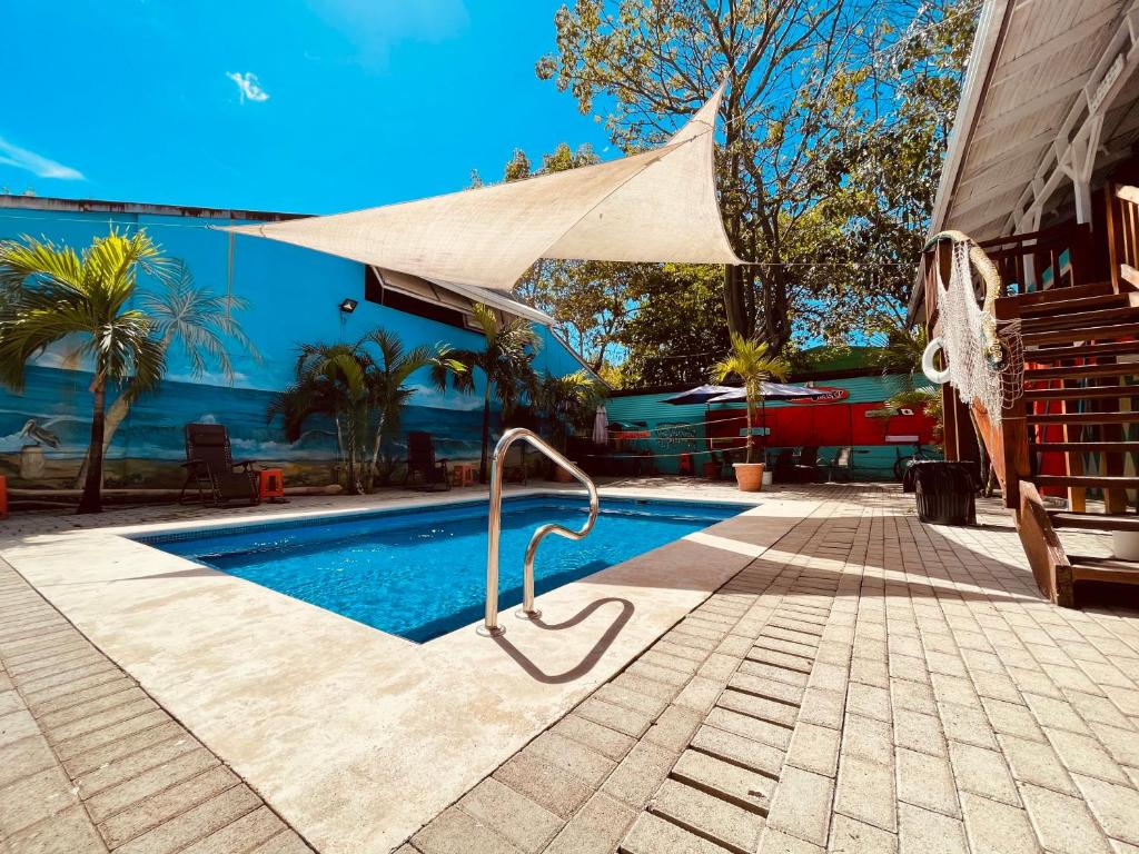 萨玛拉Blue Iguana的一座房子旁带遮阳伞的游泳池