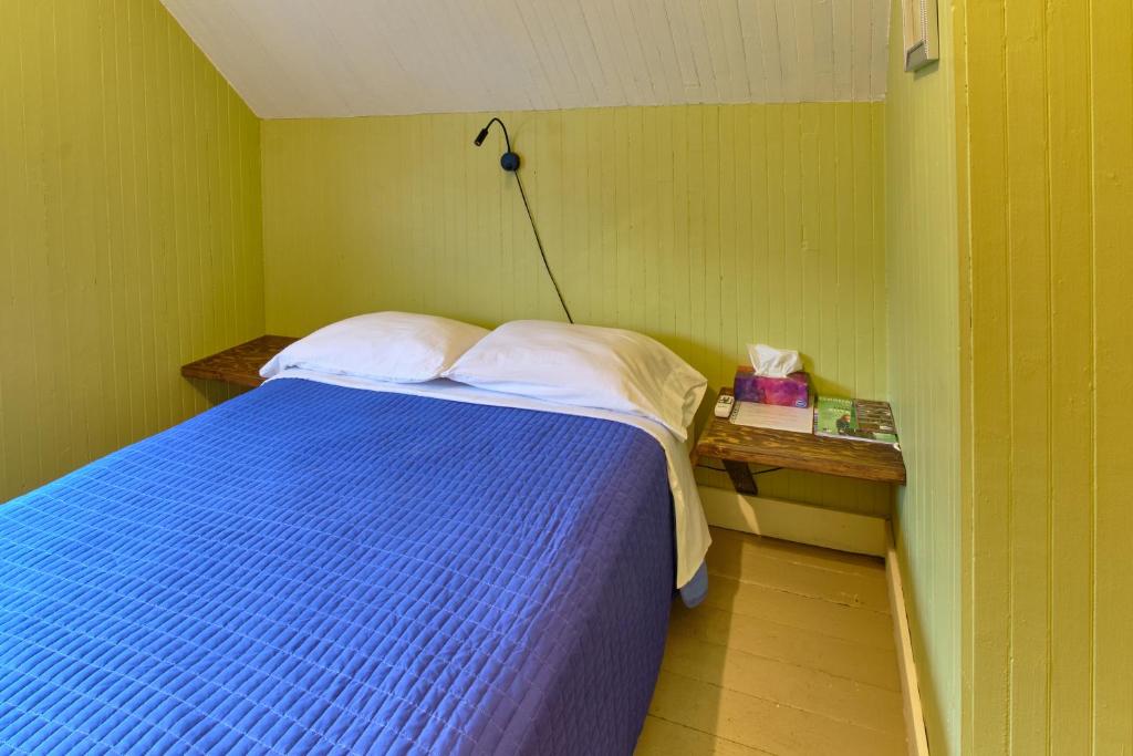 MatapediaChez Casimir的一间设有蓝色床和灯的小卧室