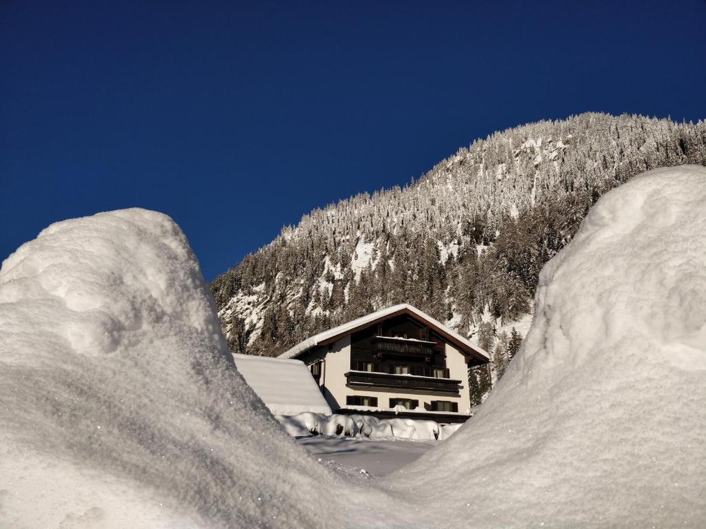 马尔尼茨appartementsKOFLER的小屋前的一大堆积雪