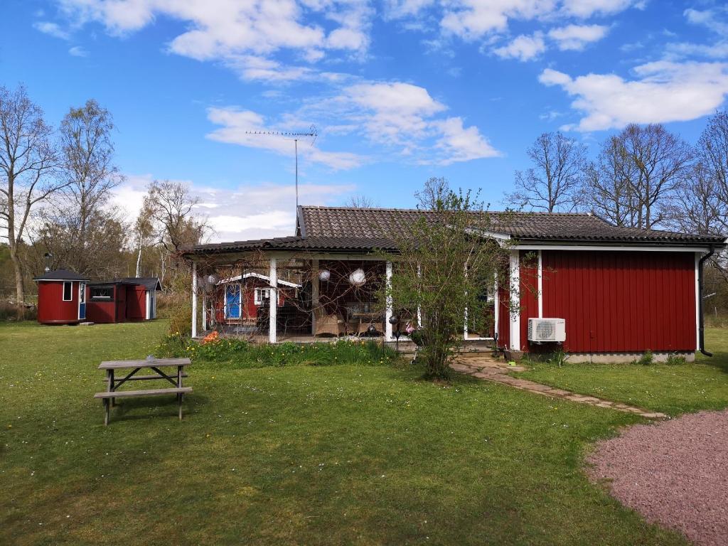 费尔耶斯塔登Fridfullt läge mitt på Öland的院子里带野餐桌的房子