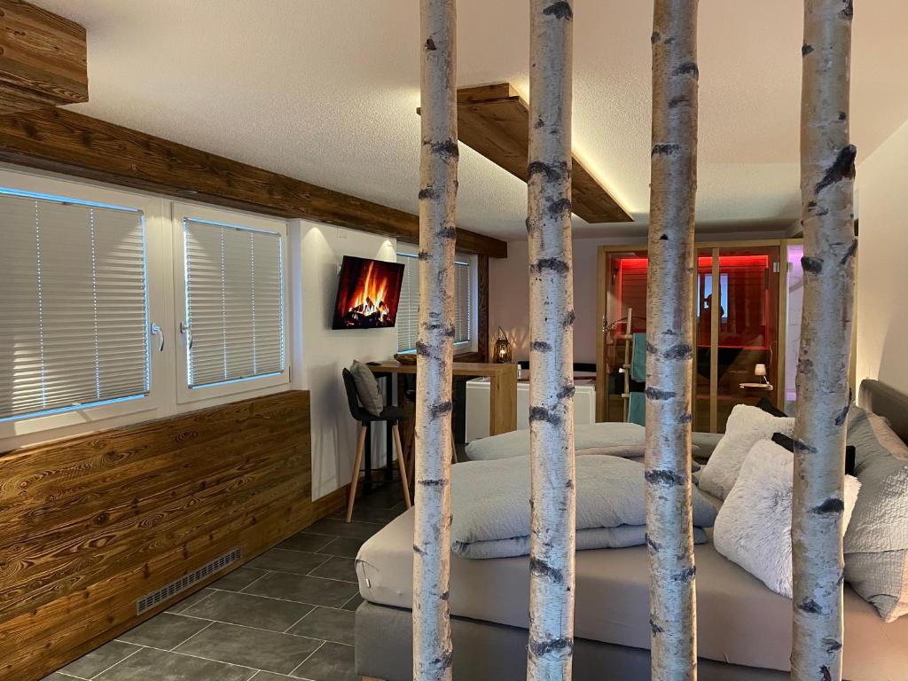 上瓦尔德Mountainsuite的一间有四张床的房间,里面种有树木