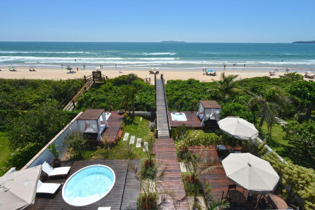 邦比尼亚斯Hospedaria Home Suites Mariscal的从度假村的阳台上可欣赏到海滩景色