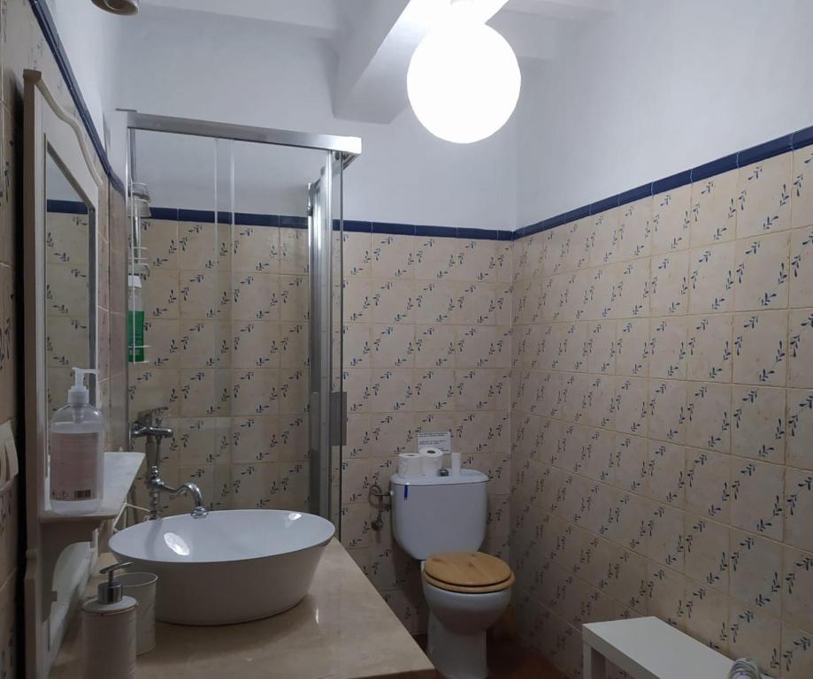 贝瑙卡斯纳尼度假屋的带浴缸、卫生间和盥洗盆的浴室