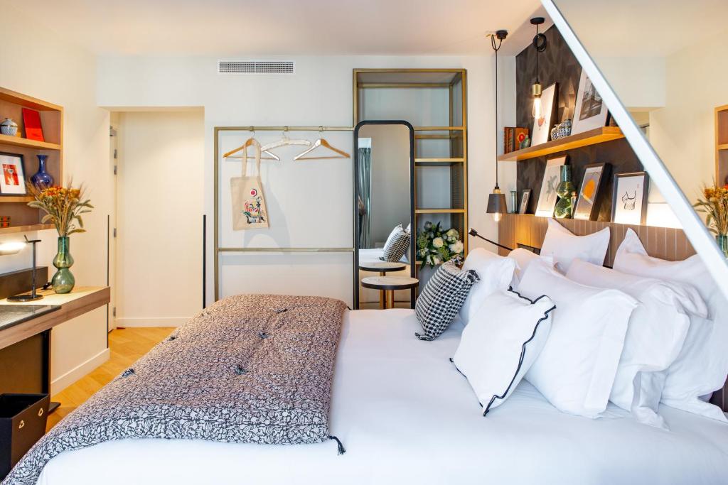 巴黎Maison Mère的卧室配有白色大床和白色枕头