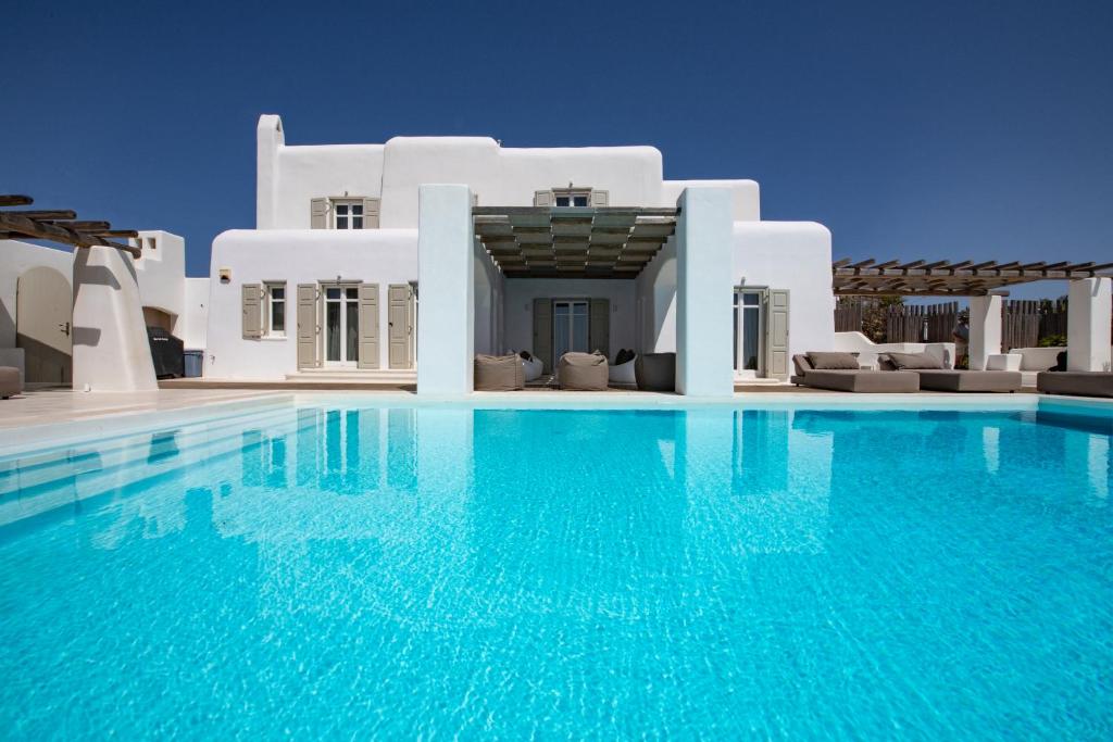 图罗斯Diles Villas & Suites Mykonos的别墅前的大型游泳池