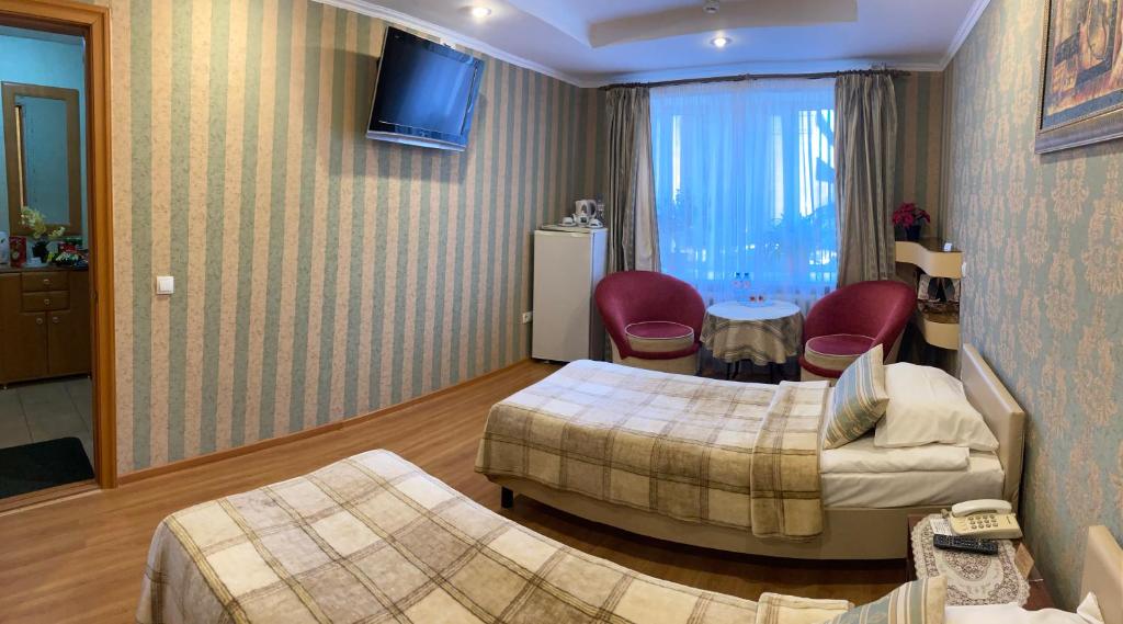 彼尔姆科兹亚玉斯卡酒店的酒店客房,设有两张床和一张沙发