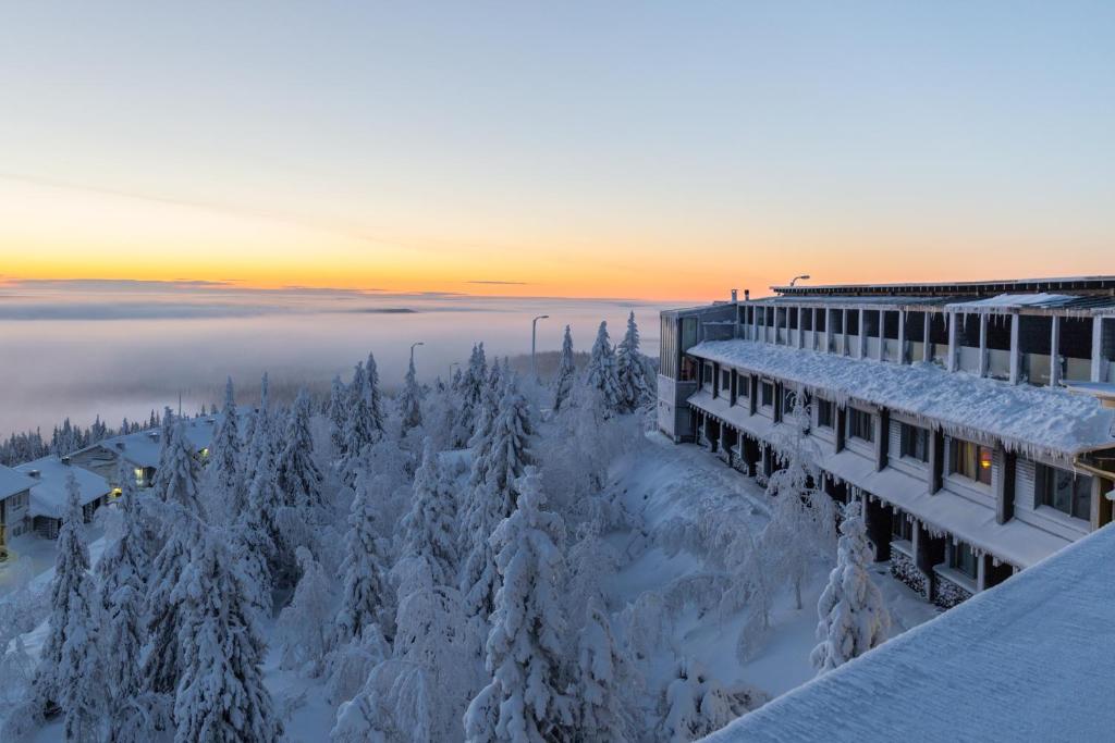 索特Hotel Iso-Syöte的雪地中的酒店,享有山景
