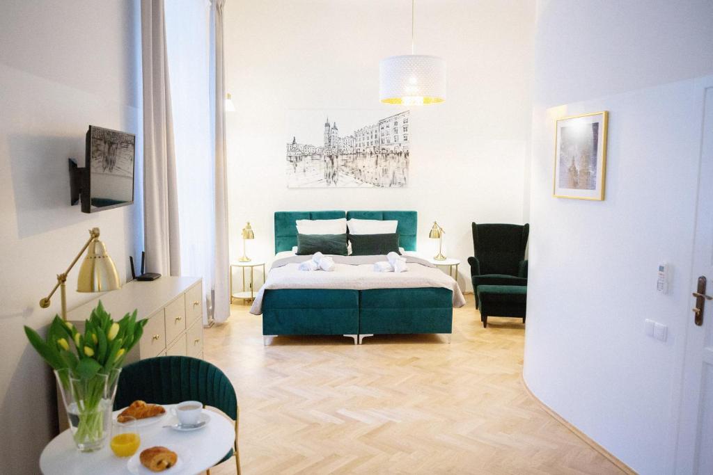 克拉科夫诺曼公寓的卧室配有一张床和一张桌子及椅子
