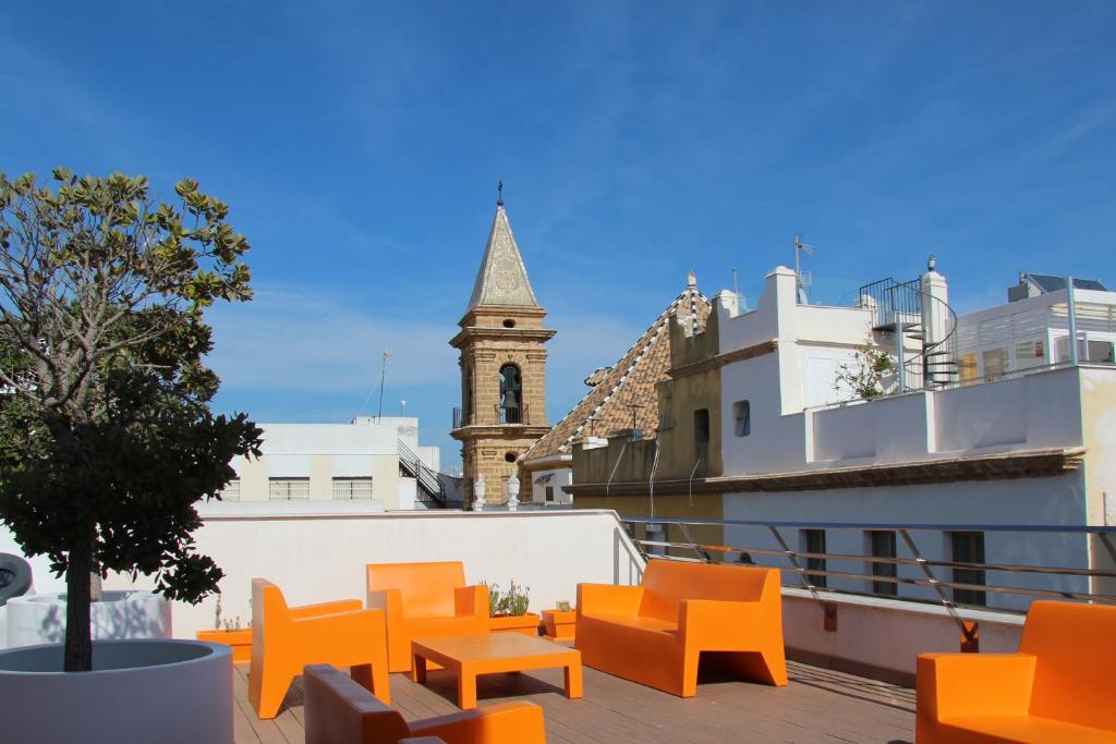 加的斯迈尔公寓的阳台配有橙色椅子和钟楼