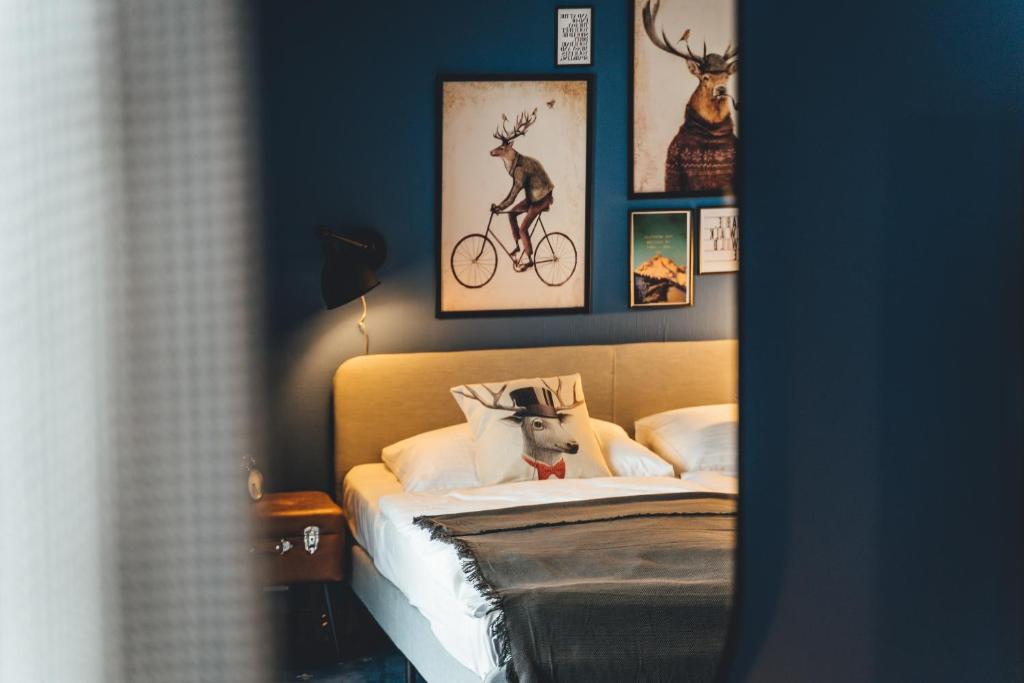 巴德小基希海姆Hotel Sportalm的卧室配有一张床,自行车上放着狗