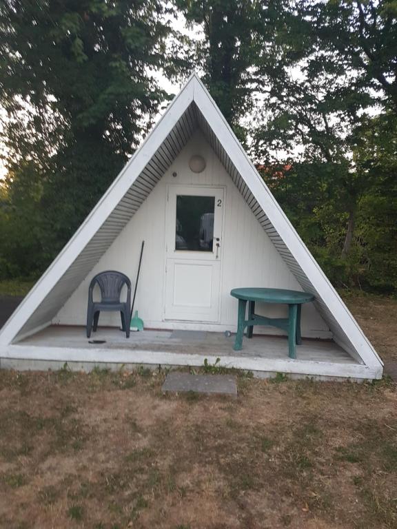 沃尔丁堡Stege camping hytte 3的帐篷前配有桌子和椅子