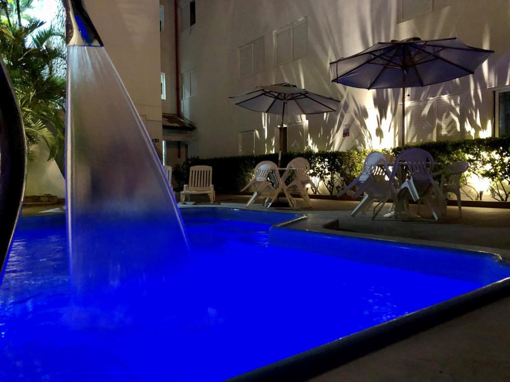 马塞约巴斯克酒店的蓝色的游泳池,设有喷泉