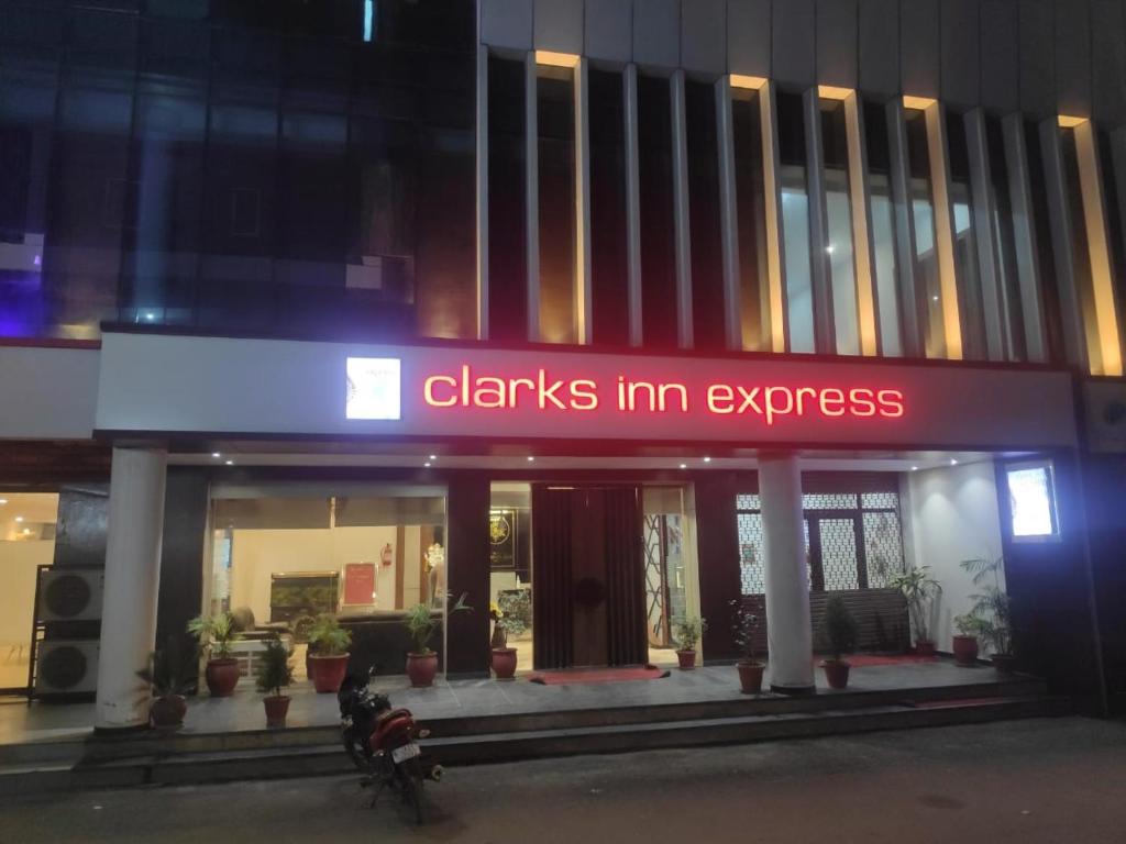 贾姆穆Clarks Inn Express, Jammu的一座建筑,上面有读书的标牌