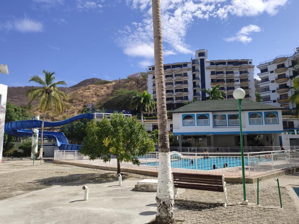 圣玛尔塔La Mansión Bello apto en el Rodadero Al lado de Centro Comercial Arrecife的一个带游泳池和滑梯的度假村