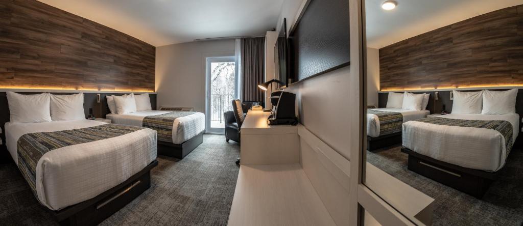 新里士满弗朗西斯酒店的酒店客房设有两张床和电视。