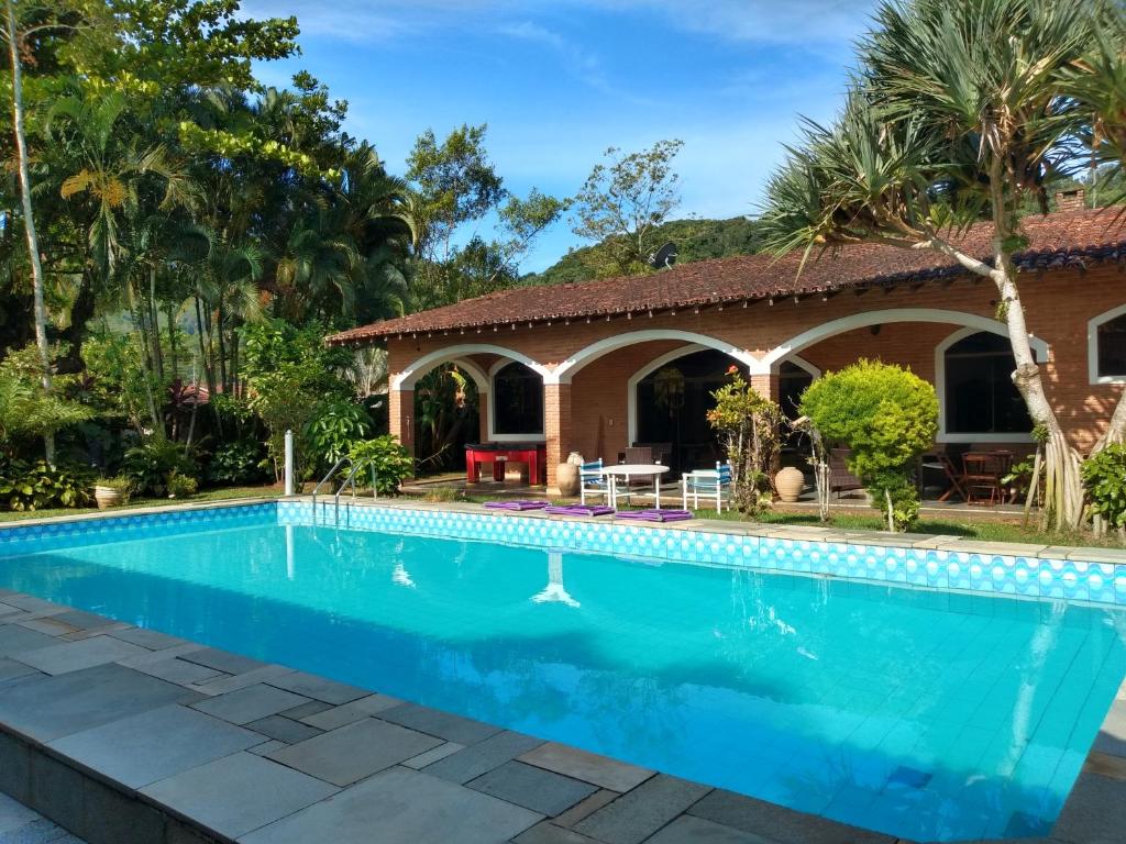 Casa com piscina em condomínio fechado no Guarujá内部或周边的泳池
