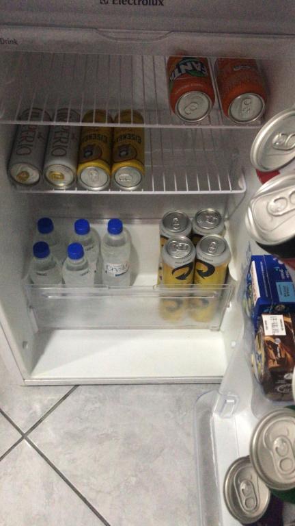 马卡帕Quarto - Condomínio的配有饮料和汽水罐的开放式冰箱