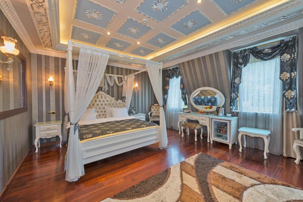 伊斯坦布尔金角湾酒店的卧室配有一张床和一张桌子及椅子