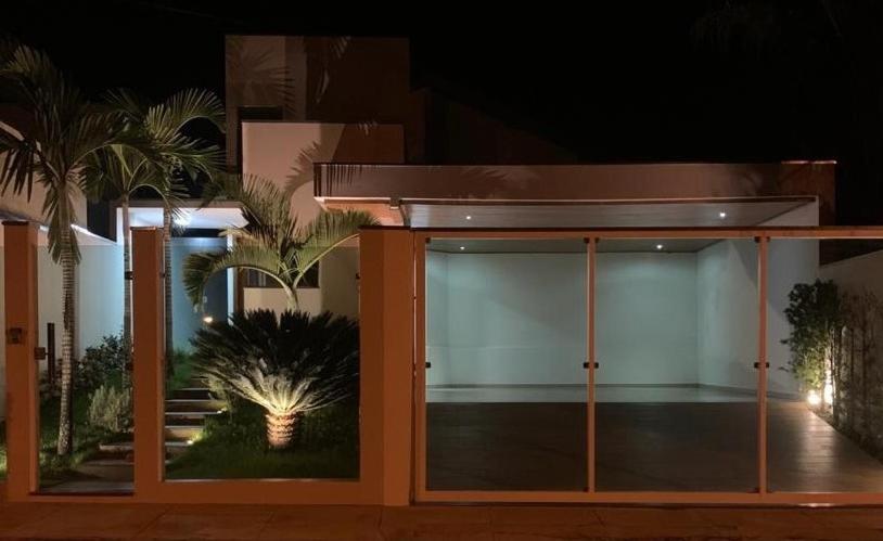 圣若昂-巴蒂斯塔-杜格罗里亚Casa Recanto da Paz的一座带棕榈树玻璃门的建筑