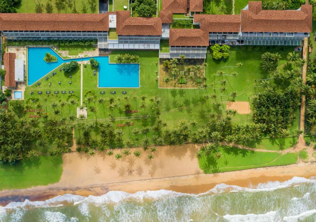瓦都瓦蓝水酒店的享有海滩度假村的空中景致