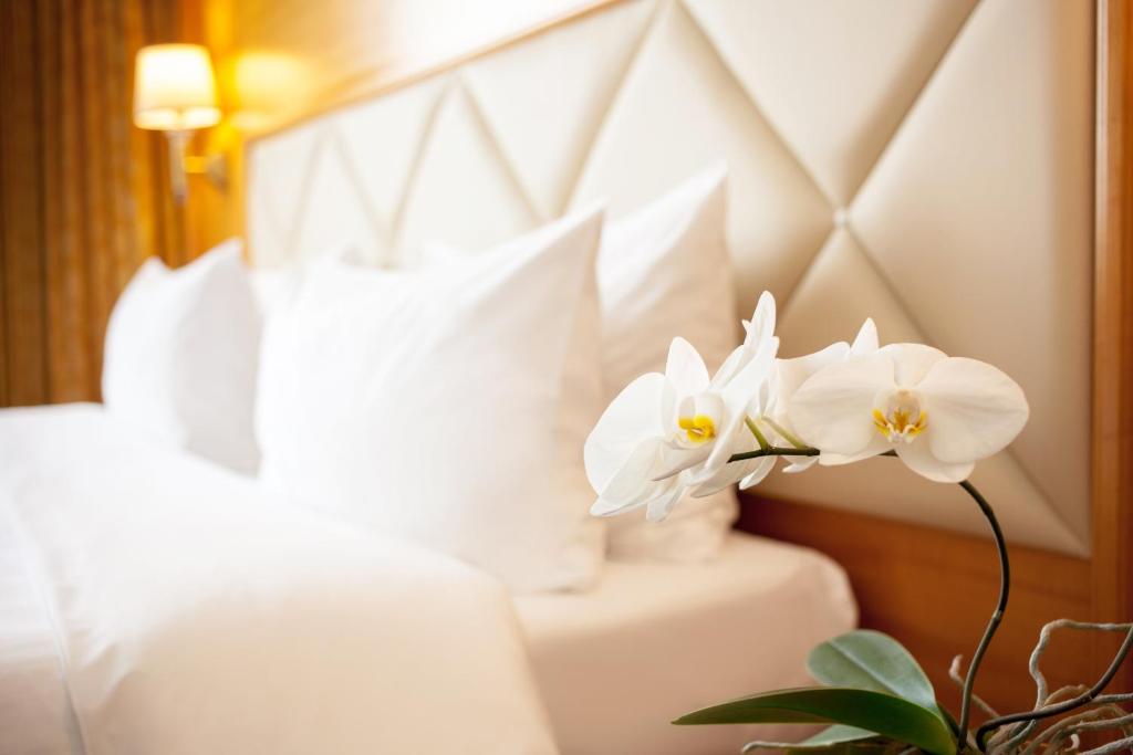 莫斯科莫斯科米兰酒店的床上花瓶里两朵白色的花