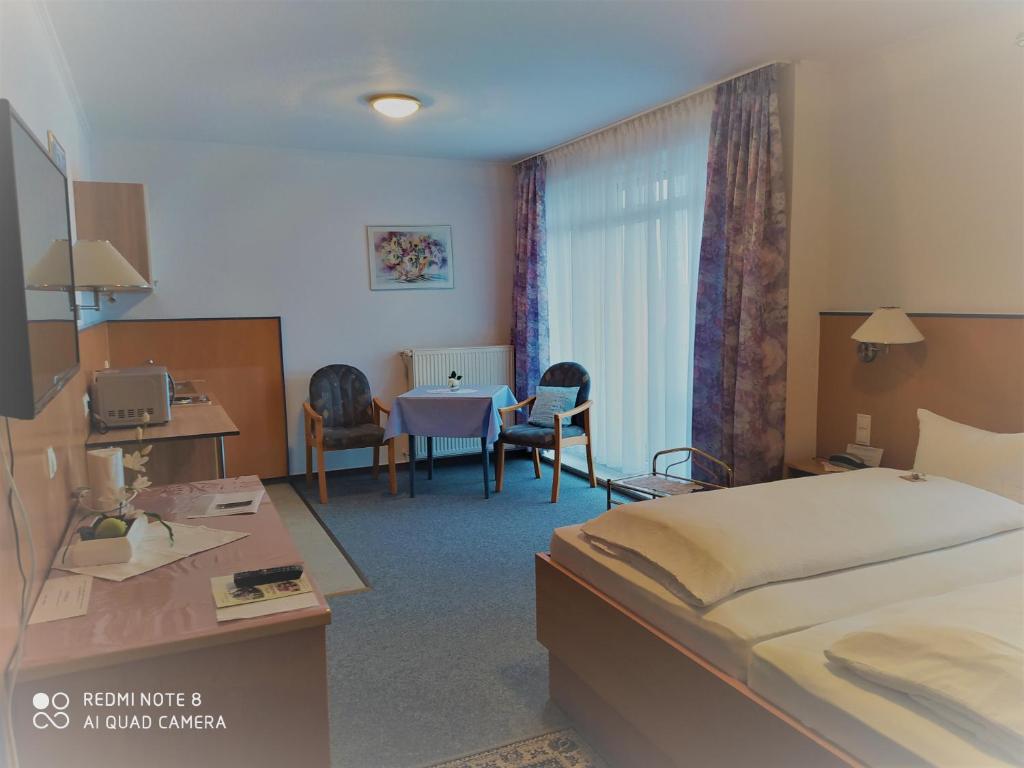 克洛彭堡Hotel Diekgerdes Standard的酒店客房配有一张床铺和一张桌子。