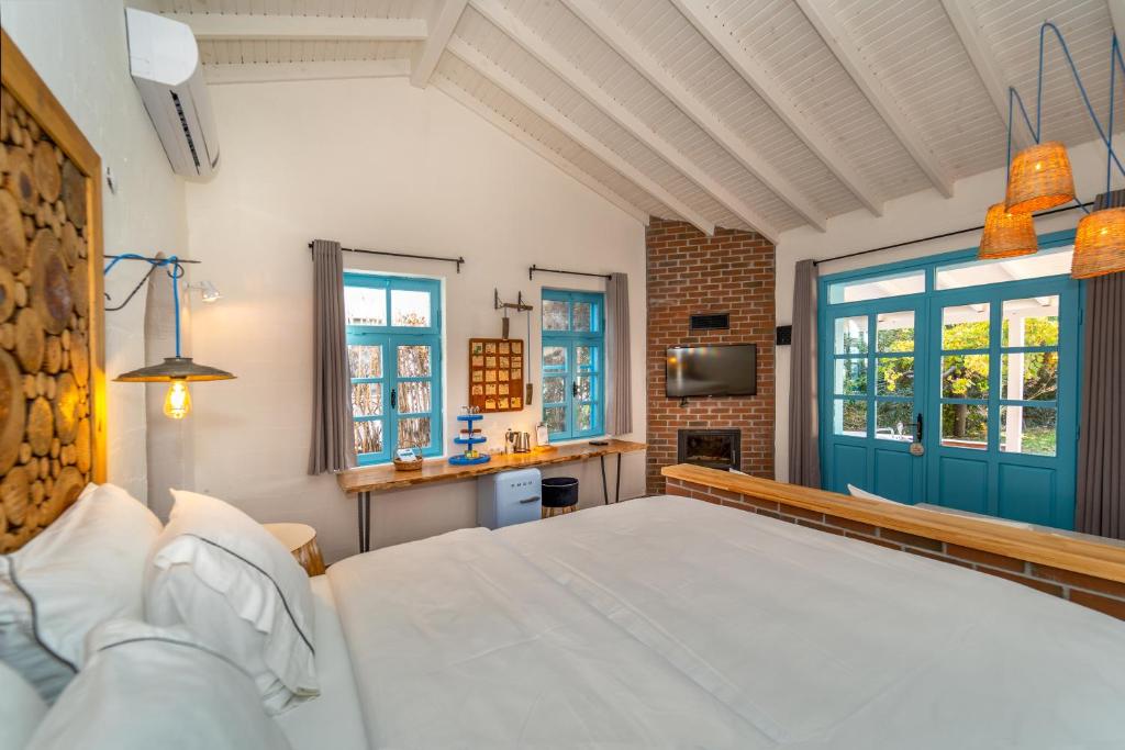 费特希耶Yonca Lodge的一间卧室配有一张床和一个蓝色的门