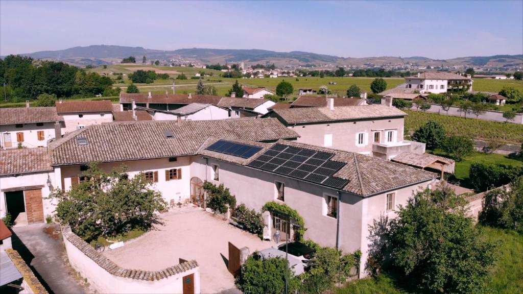 LanciéMaison du figuier的享有房子的空中景色,上面设有太阳能电池板