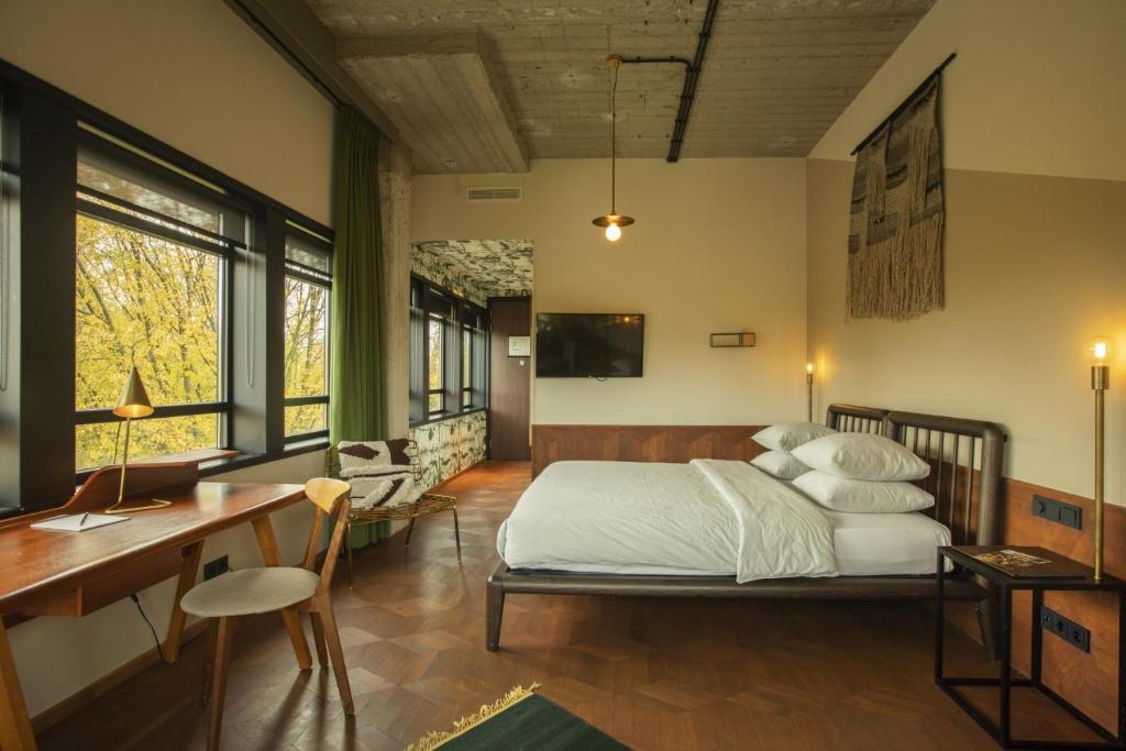 阿姆斯特丹菲兹斯特拉酒店的卧室配有一张床、一张书桌和窗户。