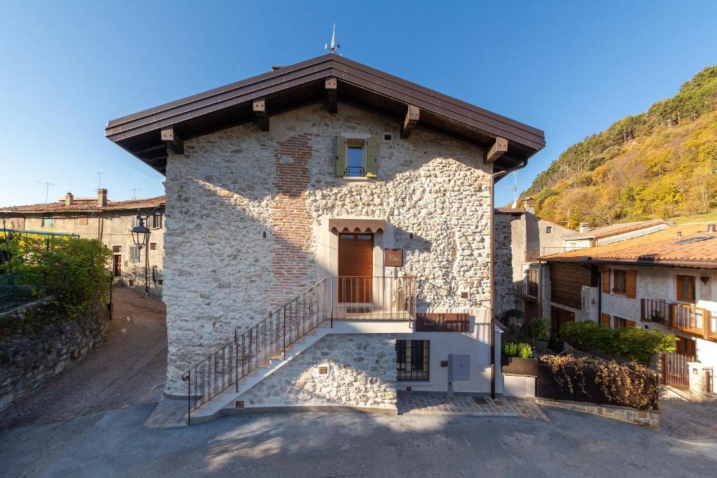 特雷莫西内Borgo Cantagallo Casa Ofelia的街道上带阳台的石头建筑