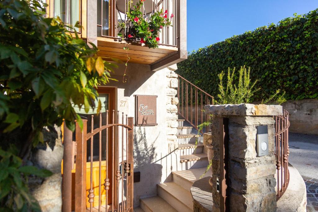 特雷莫西内Borgo Cantagallo Casa Olivia 1的一座带门和鲜花阳台的房子