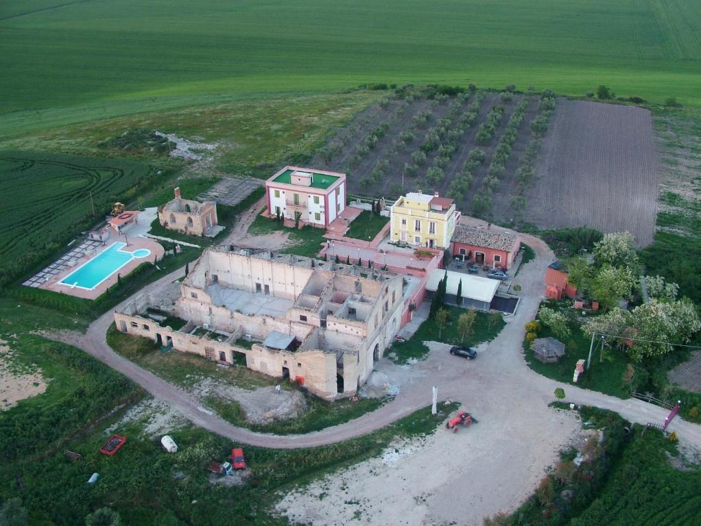 卢切拉Masseria Sant'Agapito的享有带游泳池的大房子的空中景致