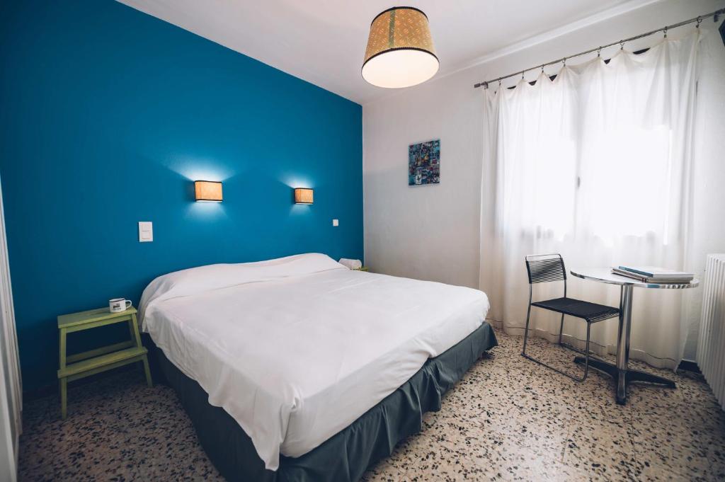 林古泽塔切兹玛丽酒店的一间卧室配有一张床、一张桌子和一个窗户。