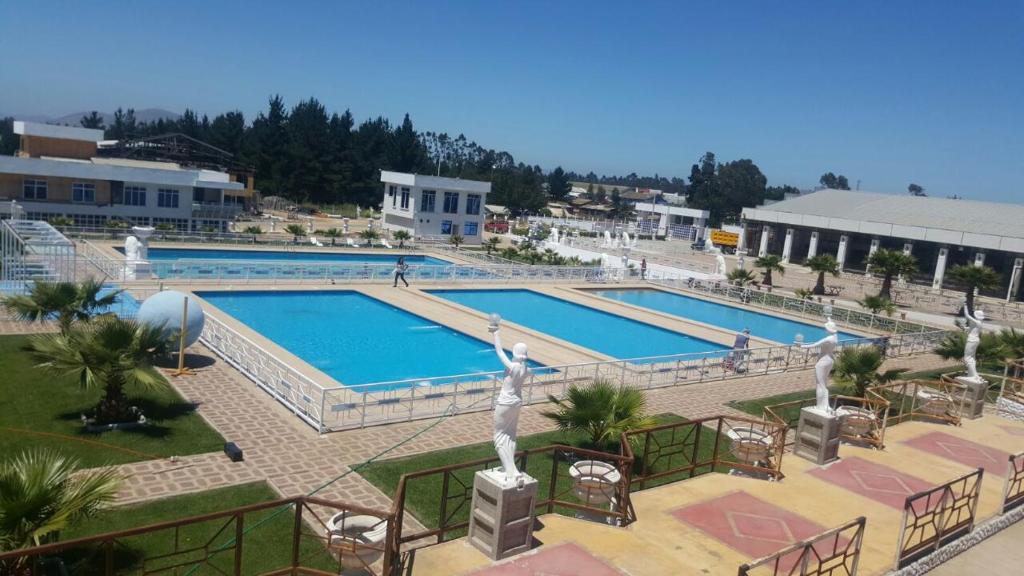 卡塔赫纳Valle de leones的享有度假村内大型游泳池的景致