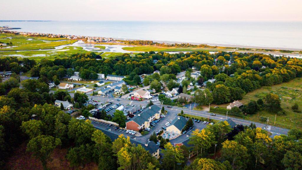 奥甘奎特InnSeason Resorts The Falls at Ogunquit的海洋旁小镇的空中景观