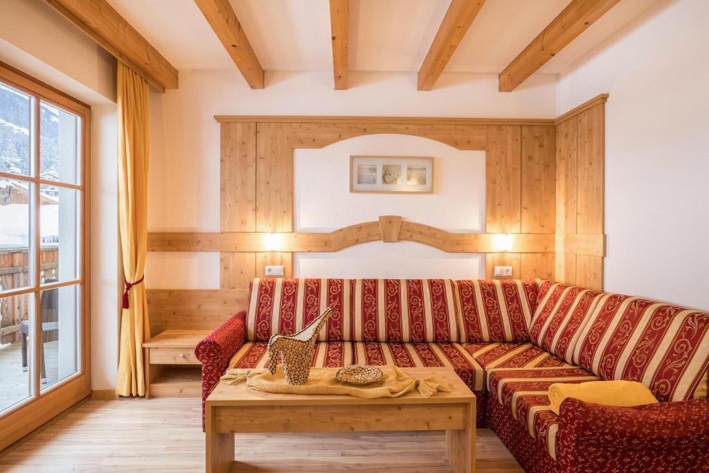 圣贾科莫Apartment Bärental - Gruberhof的客厅配有沙发和桌子