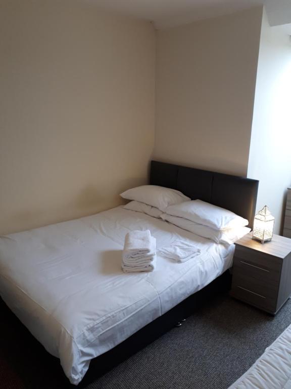 IfieldMarvellous Meridian Maisonette的一间卧室配有一张床,上面有两条毛巾