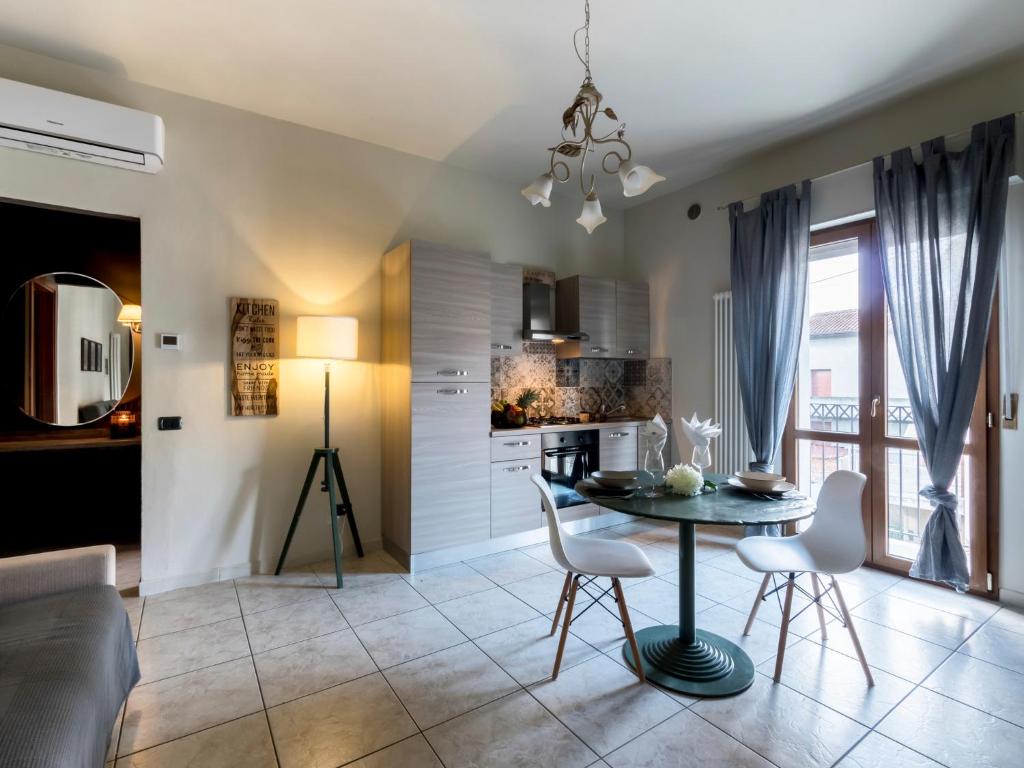 加比切马莱Appartamenti Villa Tonni的厨房以及带桌椅的起居室。