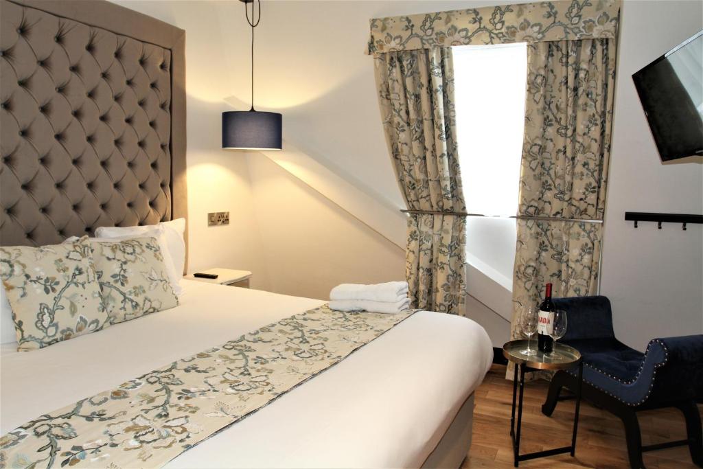 戈尔韦The Lane - Boutique Residence的酒店客房设有床和窗户。