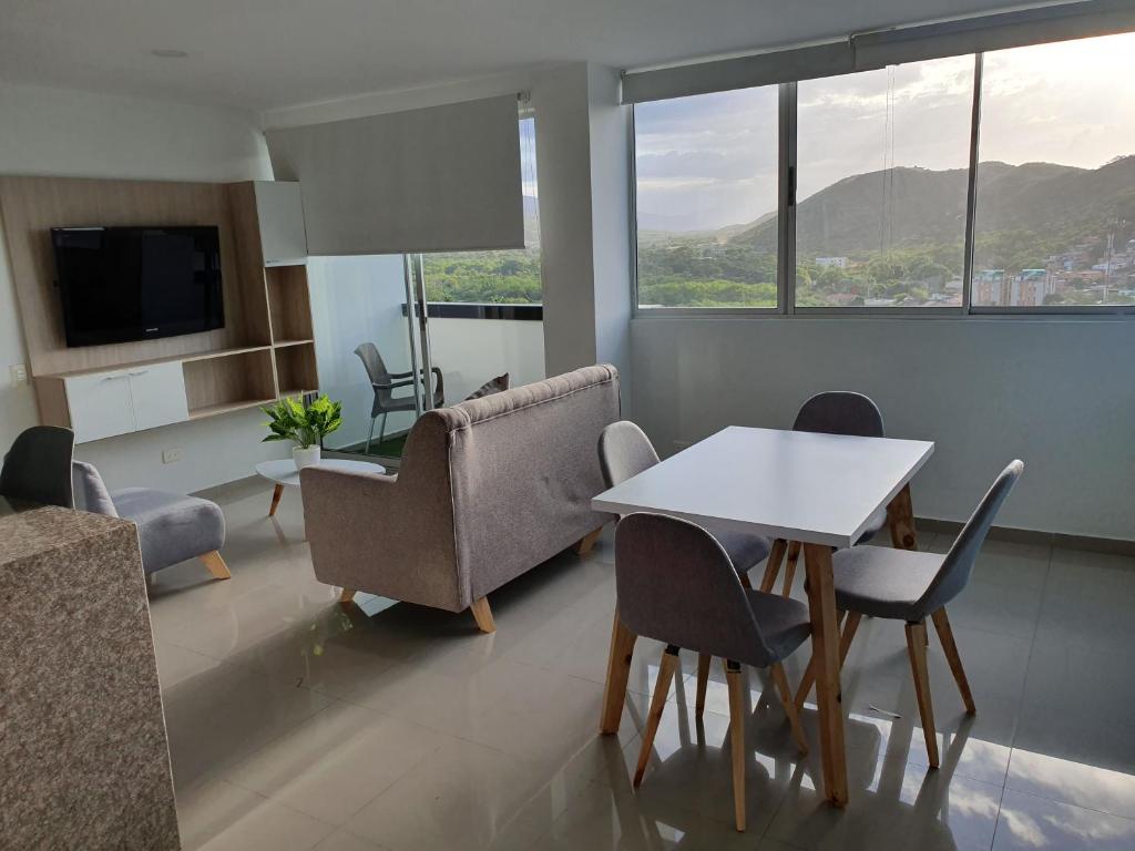 库库塔Excelente Apartamento Completo, en la mejor zona的客厅配有桌椅