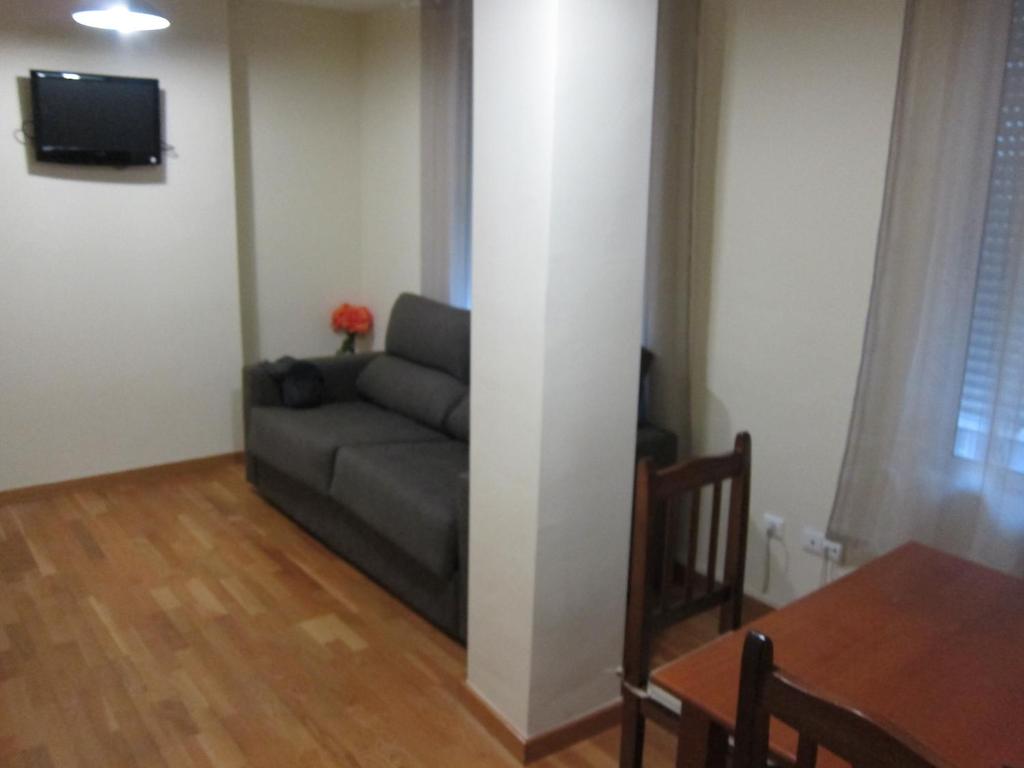 瓦伦西亚瓦伦西亚公寓的客厅配有沙发和桌子