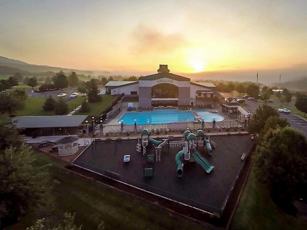 McGaheysvilleMountainside Villas at Massanutten by TripForth的享有大型游泳池及大楼的顶部景致