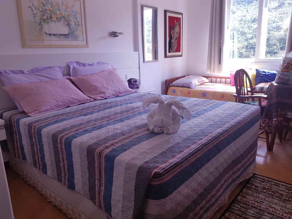 阿瓜斯迪林多亚Hotel Cavalinho Branco Flat Service 615的一只塞满了动物的睡床,放在卧室里