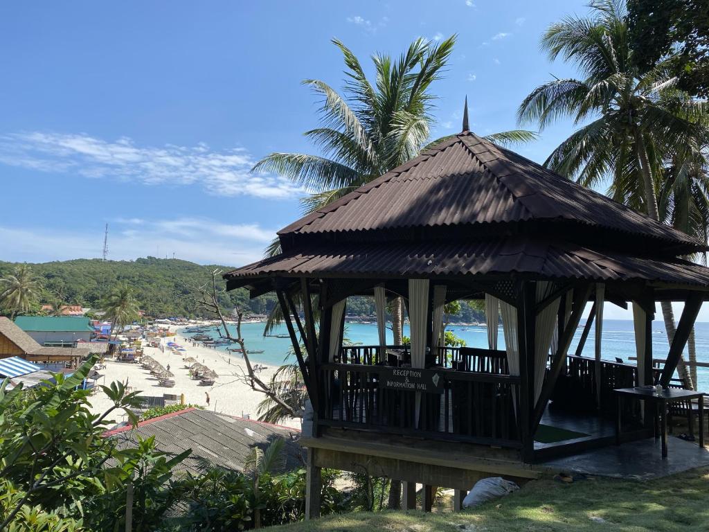 停泊岛Aman Dan Laut的海滩旁的凉亭