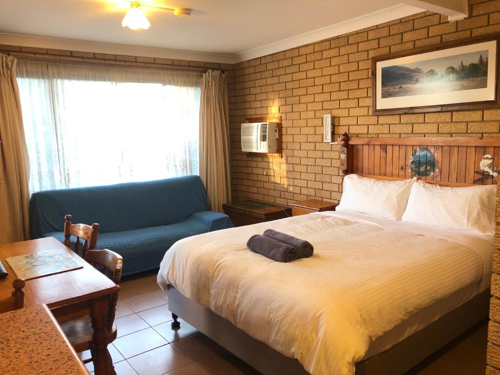 安特兰斯湖滨汽车旅馆的酒店客房,配有床和沙发