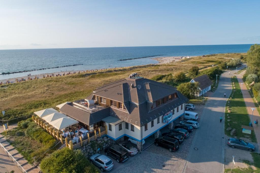 欧巴德伍斯图Moby Dick Hotel & Ferienwohnungen的享有房子和海滩的空中景色